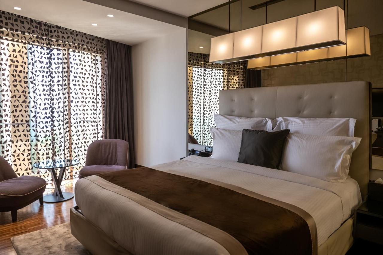 Lancaster Plaza Beirut Hotell Exteriör bild A bedroom at the hotel