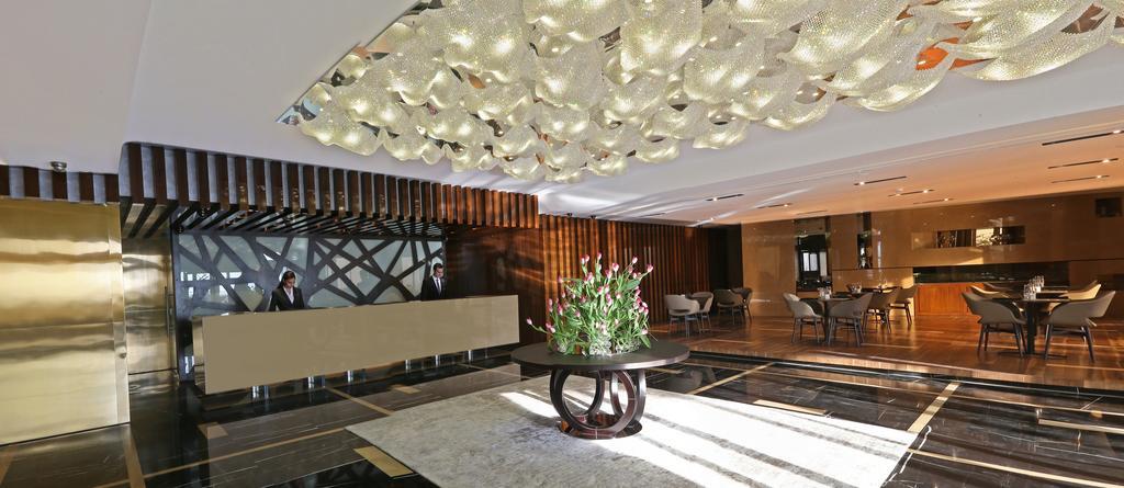 Lancaster Plaza Beirut Hotell Exteriör bild The lobby of the hotel