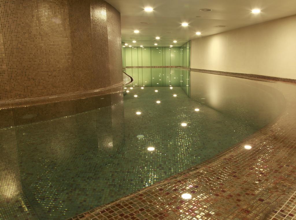Lancaster Plaza Beirut Hotell Exteriör bild The pool at the hotel