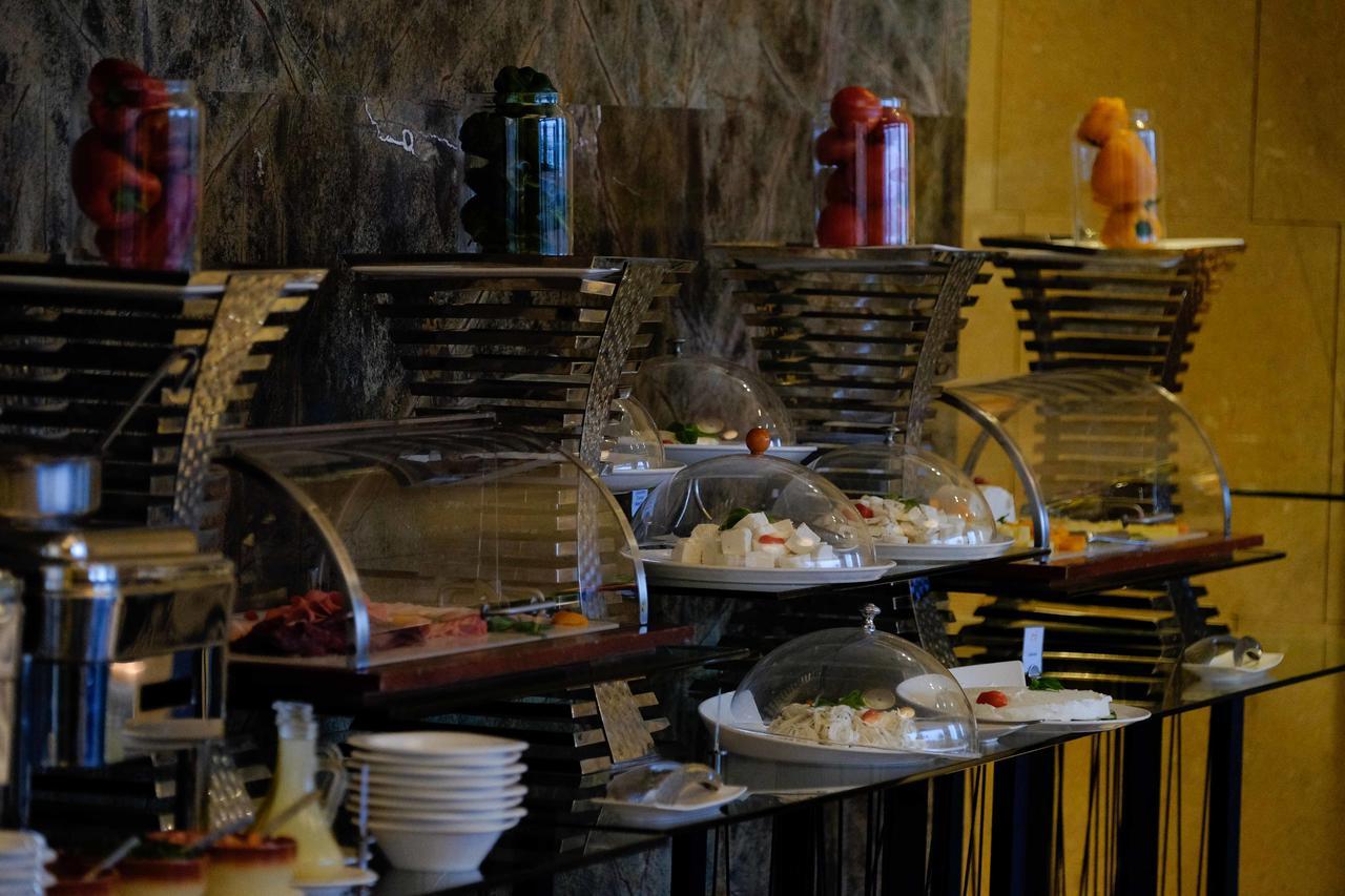 Lancaster Plaza Beirut Hotell Exteriör bild A buffet at a hotel