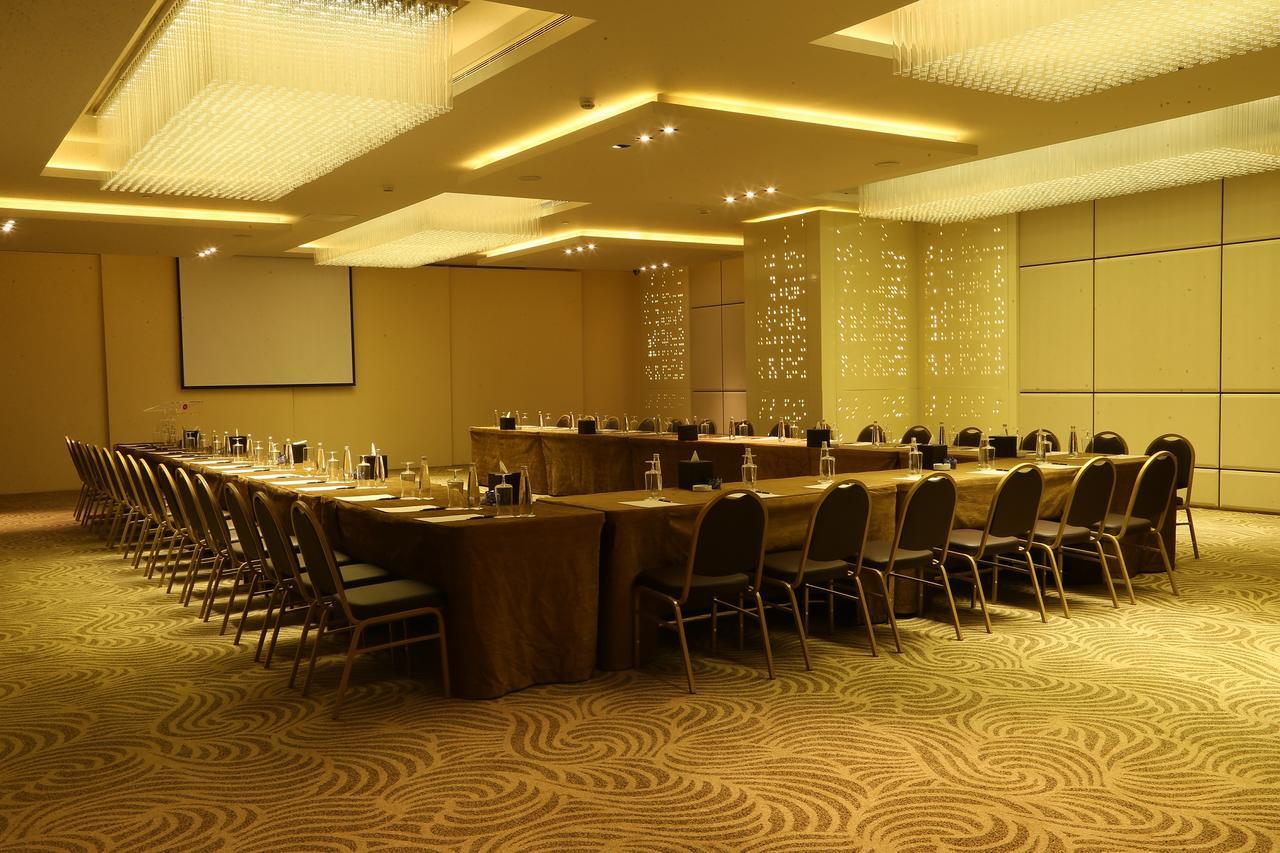 Lancaster Plaza Beirut Hotell Exteriör bild A meeting room at a hotel
