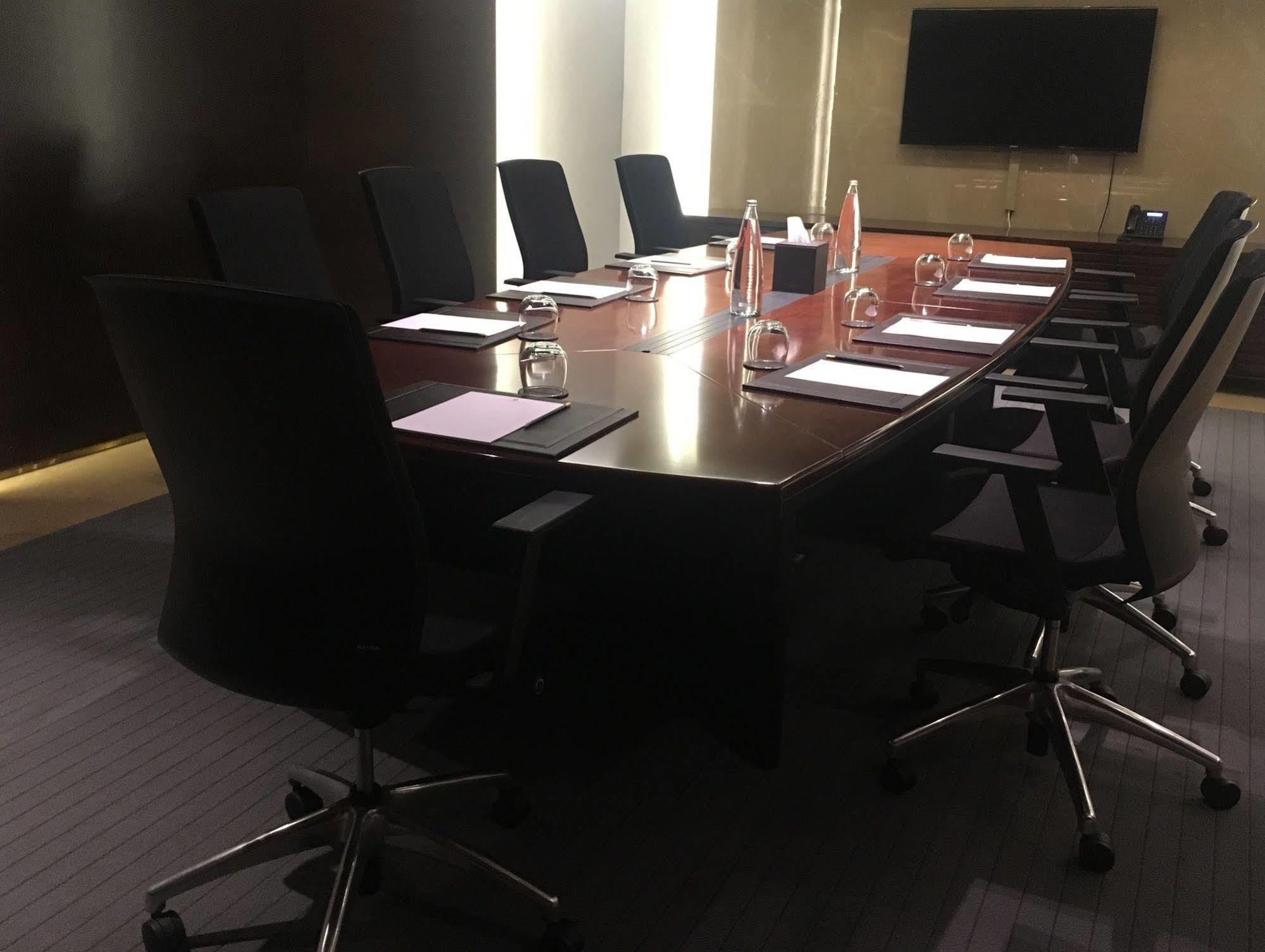 Lancaster Plaza Beirut Hotell Exteriör bild A boardroom at a hotel
